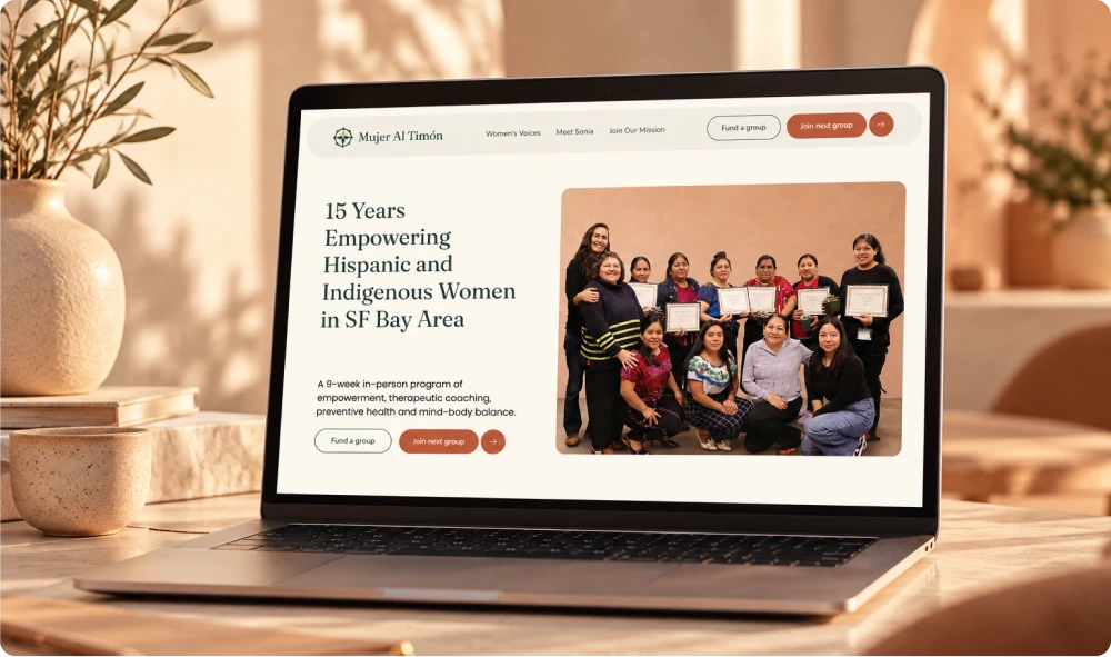 Mujer Al Timón website shown on a laptop, with a photo of a graduating group of women.